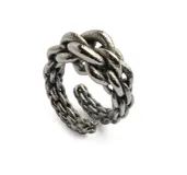 Anillo rojo de nylon con diseño de cadenas entrelazadas, realizado artesanalmente en Italia con impresión 3D y tamaño regulable.