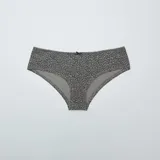 Pack de tres culotes de algodón con diferentes estampados: uno blanco con estampado de flores pequeñas, uno negro con borde de encaje y uno gris con estampado animal print.