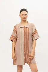 Camisola tipo vestido tejido en algodón con lurex a rayas verticales en tonos marrones, con cuello camisero, mangas cortas y cierre frontal con botones.
