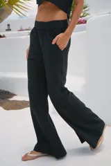 Pantalón de lino y rayón color negro, de tiro alto con cintura elastizada y corte oxford, cuenta con bolsillos laterales.