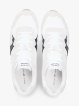 Championes de diseño runner de Tommy Hilfiger, confeccionados en una combinación de textil y cuero en color blanco, con detalles en gris claro, azul marino y suela de goma color caramelo.