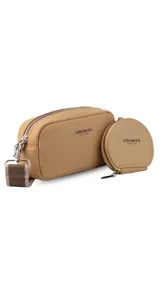 Bandolera compacta color beige de cuero sintético, con cierre superior, correa ajustable y monedero circular desmontable con cierre. Presenta el logo de la marca estampado en el frente.