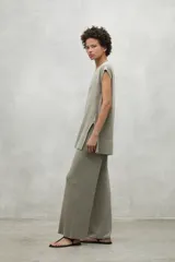 Chaleco de punto en lino color gris, con cuello en V, corte holgado y aberturas laterales en el ruedo.