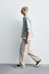 Pantalón cargo de corte recto confeccionado en tejido de algodón. Presenta bolsillos laterales con solapa en las perneras, bolsillos frontales y bolsillos traseros de vivo. Cuenta con cierre frontal de cremallera y botón.