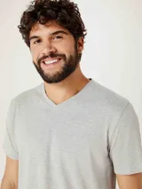 Camiseta de manga corta color rojo con cuello en V.