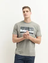 Remera color natural de manga corta con estampa fotográfica en el frente.