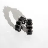 Anillo negro con cristales ovalados engarzados extra grandes y diseño infinito.