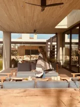 Ruana rectangular tejida en lana con patrón a rayas y flecos. Puede usarse como prenda o como pie de cama.