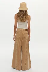 Musculosa de tejido rib color crudo, con lurex incorporado y escote redondo, de calce ajustado al cuerpo.