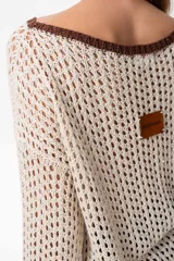 Sweater marrón de tejido calado con lurex en cuello, puños y ruedo. El escote puede usarse de dos formas: mostrando un hombro o de forma clásica.