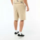 Bermuda estilo chino color beige, con cierre frontal de cremallera, botón y cordón ajustable en la cintura.