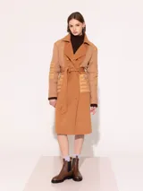 Tapado color camel con mangas y recortes tejidos al tono, con acceso delantero a través de botones.