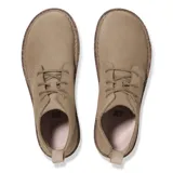 Bota tipo chukka de gamuza color taupe, con cordones al tono, suela de corcho y base de goma dentada.