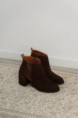 Botas cortas de cuero marrón con elástico lateral y tacón ancho.
