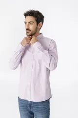 Camisa de hombre color lila, de manga larga, con cuello abotonado y bolsillo en el pecho.