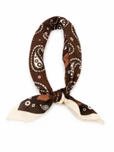 Pañuelo marrón con estampado paisley en tonos blancos y detalles en beige claro en los extremos.