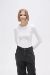 Body manga larga de poliamida, color negro, liso, ajustado al cuerpo y con cuello a la base.