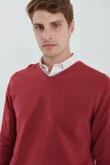 Sweater amarillo de tejido suave tipo cashmere, con escote en V.