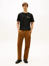 Remera de algodón de corte clásico y cuello redondo, color negro, con pequeño logo bordado en forma de escudo y bandera de la marca en el pecho.