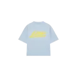 Remera oversize celesta de manga corta, con cuello redondo y estampado gráfico en color amarillo en la espalda con la inscripción "Eme Studios".