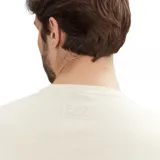 Remera EA7 Emporio Armani de manga corta y cuello redondo en color beige, confeccionada en algodón orgánico. Presenta el logo de la marca en relieve en el centro del pecho.