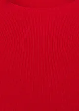 Sweater de punto fino color rojo, con cuello perkins y diseño entallado de manga larga.