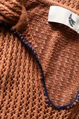 Polo de manga corta para hombre de tejido calado en color tabaco, con cuello estilo polo y detalles de bordado en contraste.