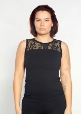 Musculosa negra ajustada al cuerpo, con escote redondo y detalle de encaje floral en la parte superior.