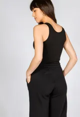 Musculosa gris de lycra con breteles finos y escote redondo.