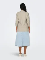 Blazer de corte regular color beige melange, con cuello solapa y bolsillos frontales.