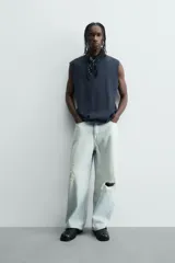 Camiseta sin mangas (tank top) de corte relajado, color azul marino jaspeado, con cuello redondo.