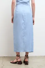 Falda midi de lino con diseño cruzado y tajo frontal.