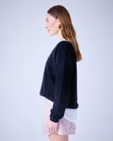 Suéter de cashmere cepillada con cuello en V, corte oversize, mangas largas y acabados acanalados.