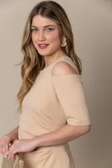 Vestido corto color beige con detalle drapeado en la cintura y hombros descubiertos.