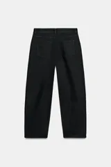 Jeans de tiro medio con corte tapered, confeccionados en denim. Presentan diseño de cinco bolsillos, cintura con trabillas y cierre frontal con cremallera y botón.