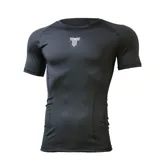 Remera térmica de manga corta con ajuste al cuerpo, confeccionada en tejido técnico de secado rápido. Presenta cuello redondo y logo minimalista estampado en el centro del pecho.