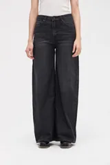 Jean de corte amplio y holgado, con diseño de pierna ancha y tiro medio. Presenta un acabado lavado en tono gris oscuro.