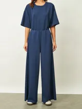 Pantalón azul oscuro de corte recto y tiro alto, con cintura elástica y bolsillos laterales.