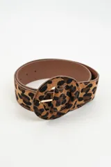 Cinturón con diseño de estampado animal print de leopardo, con hebilla redonda forrada en el mismo material.