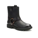 Bota de caña media Cat modelo Grader Harness, confeccionada en cuero negro. Presenta un diseño robusto con suela de goma dentada y una tira decorativa en el tobillo con textura efecto reptil y herraje metálico circular.