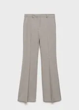 Pantalon de vestir de tiro alto con diseño acampanado, confeccionado en tejido de poliéster y viscosa. Presenta trabillas en la cintura, bolsillos laterales y costuras decorativas frontales.