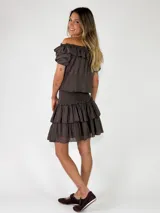 Pollera corta color marrón oscuro, con diseño de múltiples volados y cintura fruncida elástica.