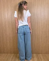 Jeans de tiro medio en denim extra soft, con diseño de pierna ancha tipo wide leg.