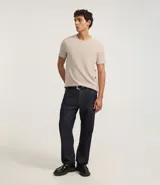 Remera de corte slim confeccionada en algodón acanalado, con cuello redondo y mangas cortas. Presenta un diseño básico y versátil con textura de rayas en relieve.