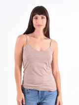 Musculosa básica de breteles finos con escote en V, confeccionada en tela suave y elástica.