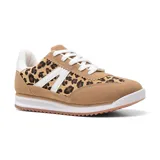 Zapatillas deportivas bajas con estampado animal print de leopardo, detalles en gamuza negra y suela blanca con base marrón.