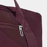 Bolso deportivo Adidas de color bordó, con asas superiores, correa ajustable cruzada y el logo de la marca impreso en blanco en la parte frontal. Cuenta con cierre superior y bolsillo frontal con cremallera.