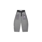 Pantalon de mezclilla gris estilo cargo, de corte ancho y relajado, con cierre frontal de múltiples botones, pretina oscura en contraste y grandes bolsillos delanteros con detalle de rayas.