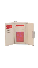 Billetera mediana Lincoln's de símil cuero en combinación de tonos beige y marrón, con presilla frontal, placa metálica con logo grabado y correa de muñeca incorporada.