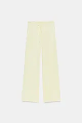 Pantalón de corte recto y tiro medio, confeccionado en tejido fluido de lyocell. Presenta cintura elástica con cordón ajustable.